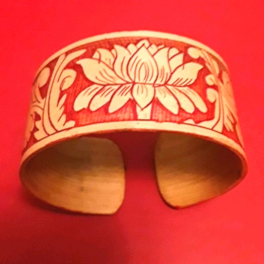 WOODEN LOTUS FLOWER BANGLE